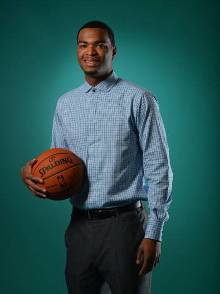 在篮板球争 在篮板球争