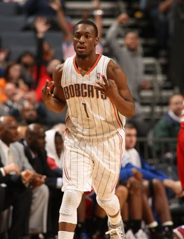 靠近围墙前 靠近围墙前